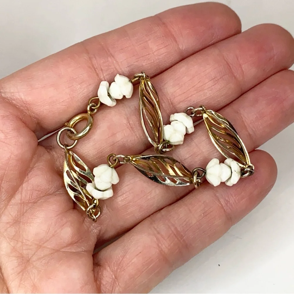 Vintage Gold Tone Twisted Textured White Floral‎ Station Bead Dainty Bracelet 7